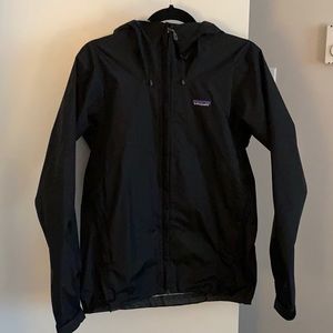 Patagonia men’s raincoat in black, size small